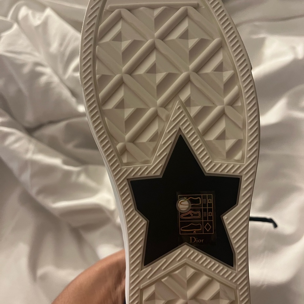 37.5 worn once comes with box and dust bags